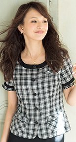 en joie(アンジョア) 26140 ネックラインを美しく見せる広め襟のチェック柄オーバーブラウス 93-26140