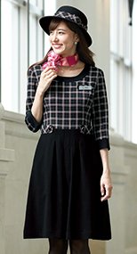 en joie(アンジョア) 61610 黒ベースに優しいピンクのチェック柄・七分袖ワンピース 93-61610