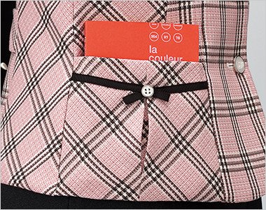 テープ&ボタン使いでスッキリ可愛い印象に。ポケットの中に物をたくさん入れても外側に響きません。