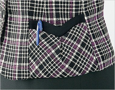 二重構造ポケットで、いろいろな小物を仕分けして入れられる両脇ポケット