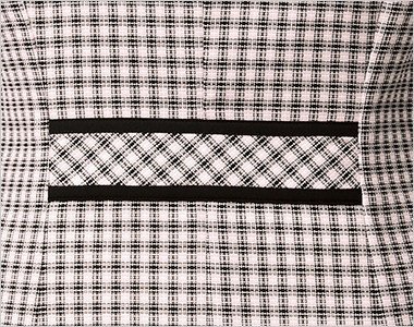 腰高シルエットに見せる黒いリボンテープ