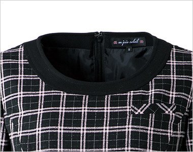 黒パイピングで引き締まった襟元