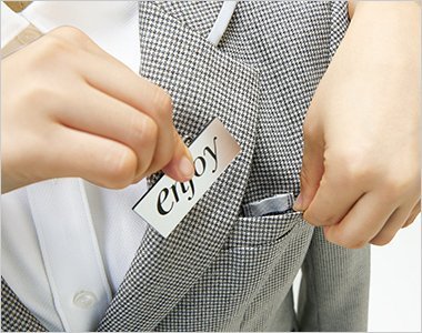 Wネームループ付き胸ポケット 名札を付ける位置が選べる、2つのループ付き。ポケット内側は、補強布で耐久性のある仕様に。