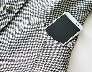 スマートフォンもすっぽり入る大容量ポケット