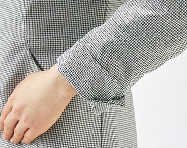 袖口の折り返し仕様で長さ調節が可能。