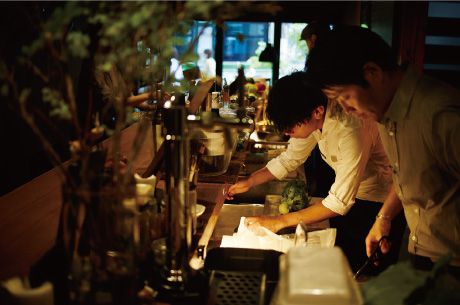 料理をしている男性２人