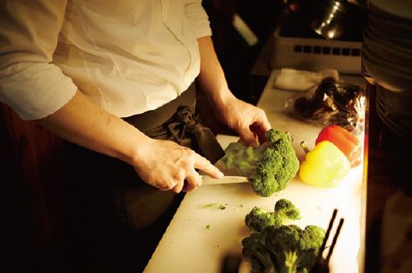 食材を切っている手元