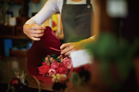 花束を作っている女性