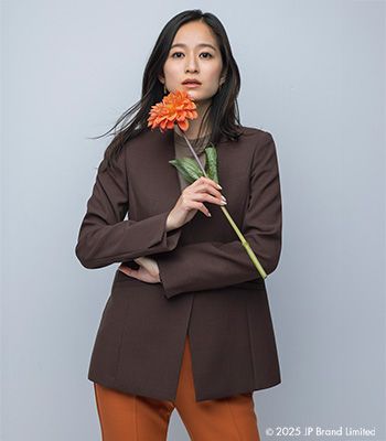 テラコッタの服を着用している女性