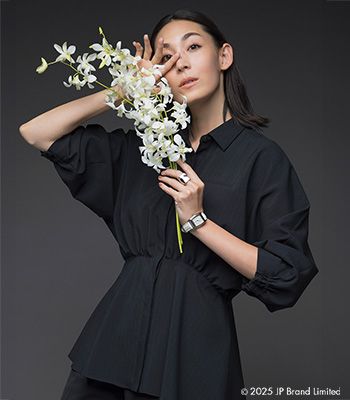 モノトーンの服を着用している女性