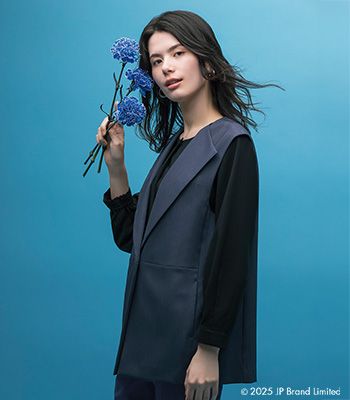 ブルーの服を着用している女性