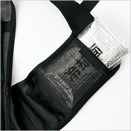 サイド(脇部2カ所)にアイスパックを収納
