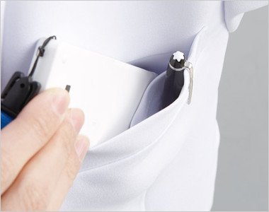 左胸 PHSなどを区分けしてすっきり収納できる二重構造のポケット