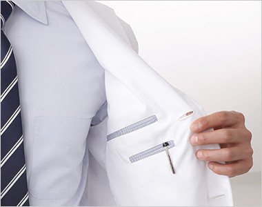 左胸 ロンドンストライプのパイピングがポイントの便利な2つの打ちポケット