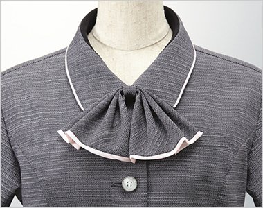 リボンをつけて華やかな雰囲気の襟元3WAY