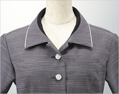 開襟で涼し気な雰囲気の襟元3WAY