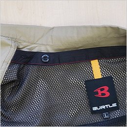 内側メッシュの左右にボタンが１つずつ