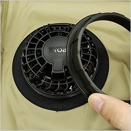 ウェアの外側からファンを取り付けて、内側からリングをはめます