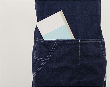 上から収納できる前面ポケット