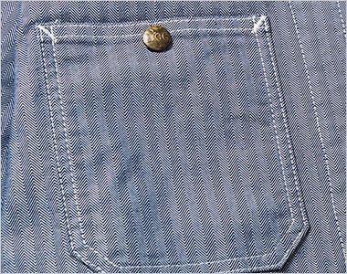 ボタン付きの右胸ポケット
