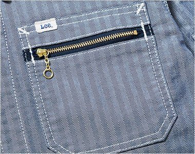 ジッパー付きの左胸ポケット