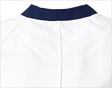 襟元の後ろ部分も配色デザイン