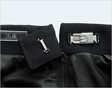 伸縮自在の「らくらく感」を採用。腰を曲げるときや食事をした後も、ウエストを締め付けません。