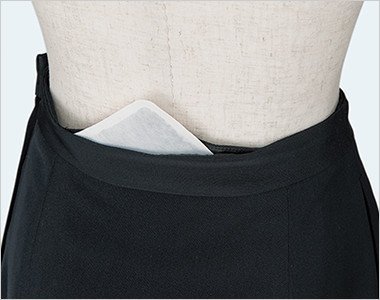 腰部分にカイロ用のポケットが。すっきりフィットさせられるのでウエスト部分がもたつきません。