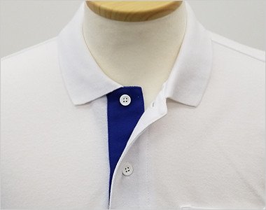 襟元 ボタンを外してオシャレな印象
