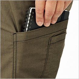 物を取り出しやすいフラップレス左カーゴポケットは使い分けに便利な二重構造
