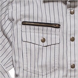 ファスナー付きの右胸ポケット