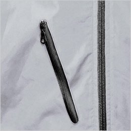 スタイリッシュな右胸の斜めポケット