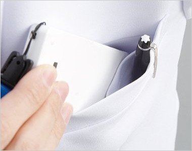 左胸 PHSなどを区分け収納できる二重構造ポケット付き