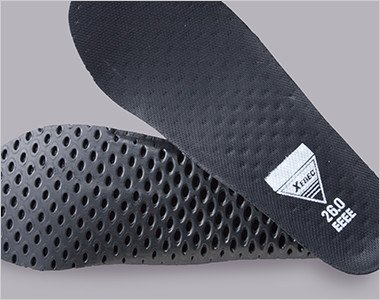 穴あきEVAにメッシュ素材を貼り合わせたインソールでムレを防ぎ快適な履き心地に。