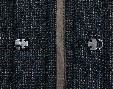 aitoz(アイトス) 46055 [通年]メンズノーカラージャケット[ストレッチ/軽量] フロントホック。シンプルデザインにマッチした、さりげないフロントホック仕様。