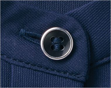 アイトス 634231 [通年]Pieds 長袖スタンドカラーブラウス 一番上はアクセントになるシルバーのラインをあしらったボタン。
