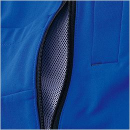 アイトス AZ10612[通年]長袖ポロシャツ[男女兼用] 横からのアクセスが便利な引手付きファスナーポケット。樹脂ファスナーで帯電防止。