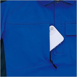 アイトス AZ10614[春夏用]半袖ポロシャツ[男女兼用] 横からのアクセスが便利な引手付きファスナーポケット。樹脂ファスナーで帯電防止。スマートフォンを入れてもふくらみが目立ちにくい