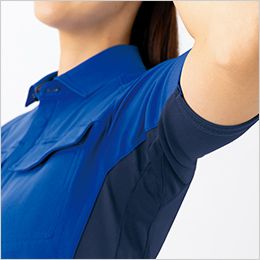 アイトス AZ10614[春夏用]半袖ポロシャツ[男女兼用] 袖口は二の腕に沿うようにスリムな形状でばたつかず、大きく開かないので、腋下や下着が見えにくく安心