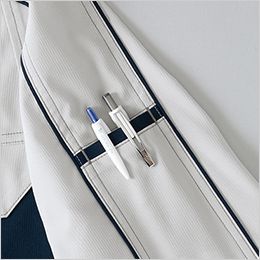 長袖ブルゾン(男女兼用) 袖ペン差し。袖の取り出しやすい位置にあり、よく使うペン等の収納に便利。