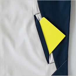 長袖ブルゾン(男女兼用) ターンポケット。作業中も中身が飛び出しにくく、出し入れもスムーズ。