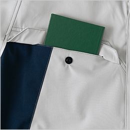 長袖シャツ(男女兼用) 手帳などを収納できるシンプルな胸ポケットを装備。
