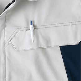 長袖シャツ(男女兼用) 胸ペン差し。左胸の取り出しやすい位置にペン差しを装備。
