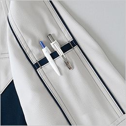 長袖シャツ(男女兼用) 袖ペン差し。袖の取り出しやすい位置にあり、よく使うペン等の収納に便利。
