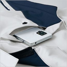 長袖シャツ(男女兼用) 胸インナーポケット。携帯電話を収納できる内ポケット付。
