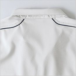 長袖シャツ(男女兼用) 配色パイピング。スタイルをシャープに引き立てるアクセントのパイピング。
