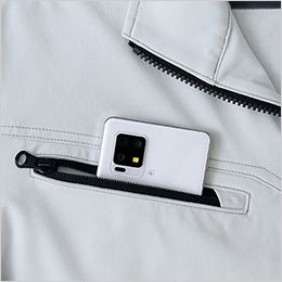 長袖ブルゾン(男女兼用) ファスナーポケット。携帯電話等を出し入れしやすいファスナー付の大型ポケット。