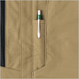 アイトス AZ2430[春夏用]長袖ブルゾン[男女兼用] フロントペン差し。左右どちらからも取り出しやすい位置にペン差しを装備。
