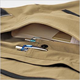 アイトス AZ2430[春夏用]長袖ブルゾン[男女兼用] スリットポケット。左胸にサイドから手が入るポケットを装備、内側はメッシュ仕様。
