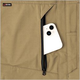 アイトス AZ2430[春夏用]長袖ブルゾン[男女兼用] ファスナーポケット。収納物を出し入れしやすいファスナー付の大型ポケットを装備。
